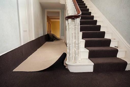Installation of carpet in the hallway