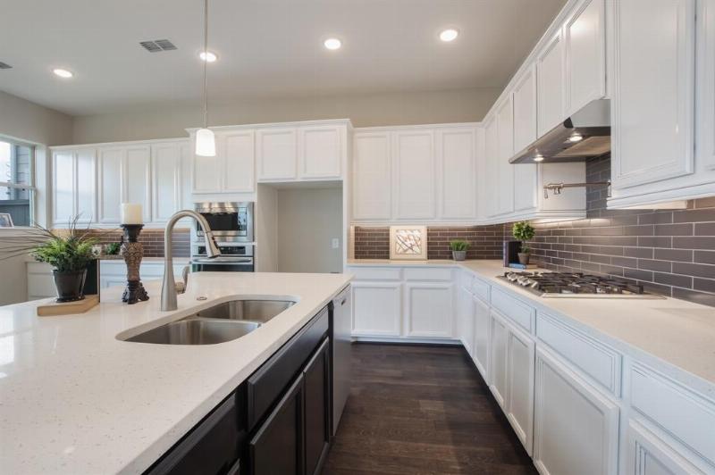 HOW TO CHOOSE CABINET COLORS