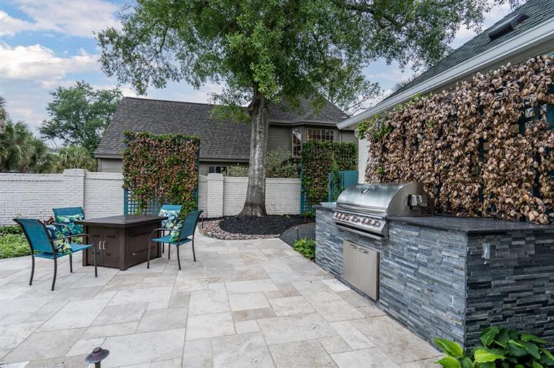 outdoor kitchen contractor